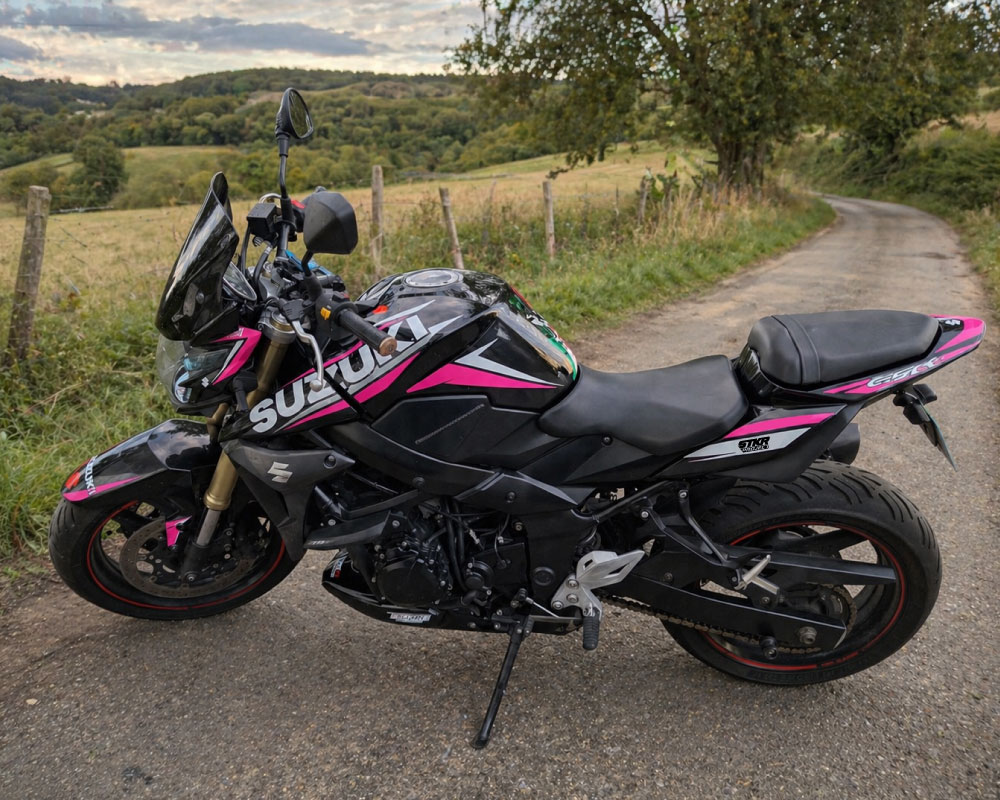 Kit Déco GSR 750 (2010-2017) – noir et rose Kit Deco GSR rose